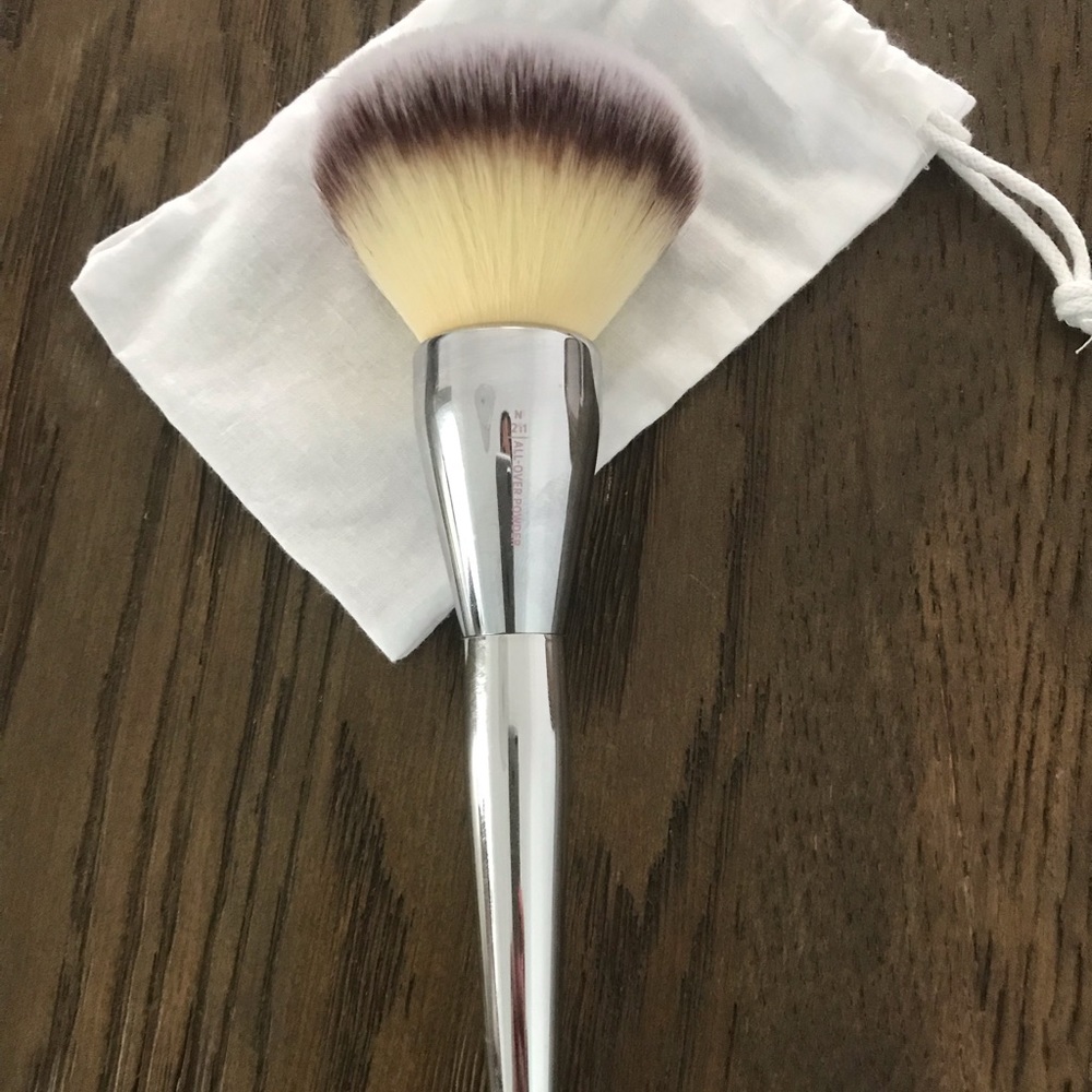 IT All Over Powder Brush 211